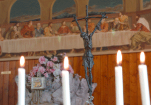 Il crocifisso di bronzo sull'altare