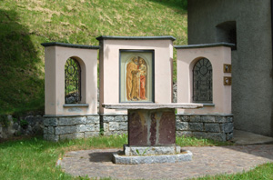 Altare esterne della chiesa dedicato ai Santi Pietro e Paolo